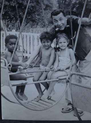 Photo de Jo Bouillon et 3 enfants de J. Baker