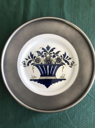 assiette faïence Desvres et étain poinçonné, panier fleurs