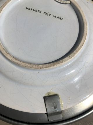 assiette faïence Desvres et étain poinçonné, panier fleurs