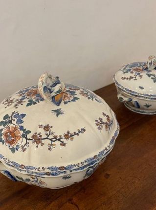 deux soupière Gien décor thème pivoine et aux coqs multicolo