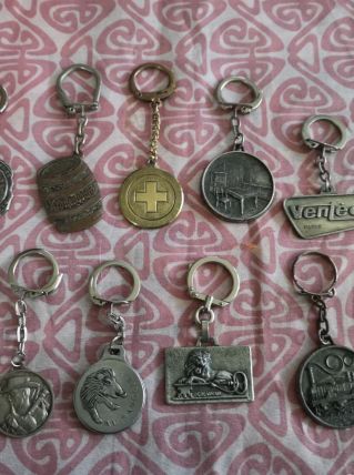 LOT 12 porte-clefs anciens  en métal 