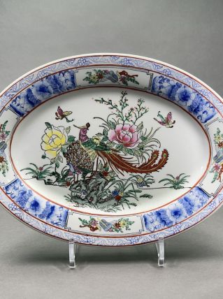 Plat ovale en porcelaine de Chine décor paon et fleurs