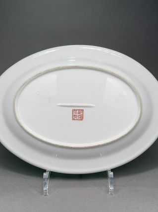 Plat ovale en porcelaine de Chine décor paon et fleurs