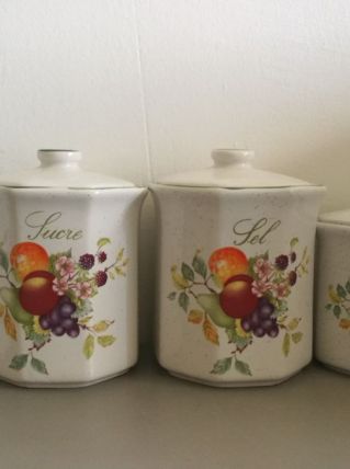 Pots à café ,sucre, sel, poivre, épices