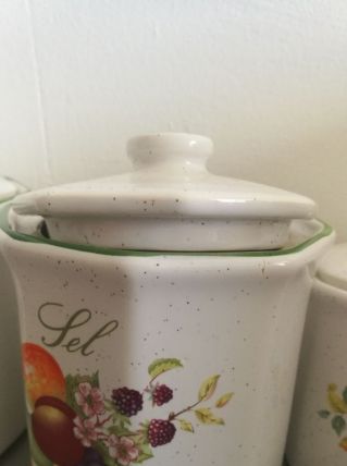 Pots à café ,sucre, sel, poivre, épices