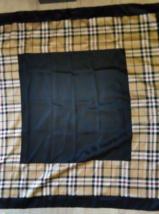 Foulard écharpe carrée carreaux écossaises tartan satinée