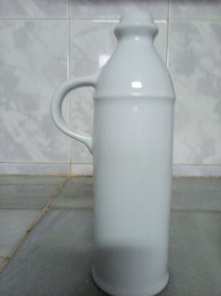 Belle cruche en porcelaine