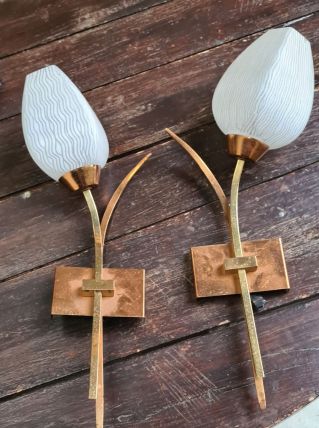 Paire d'appliques  murales style années 50   en laiton et mé