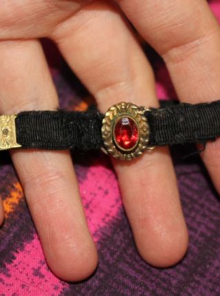 ancien Bracelet tissu et strass rouge année 20-30