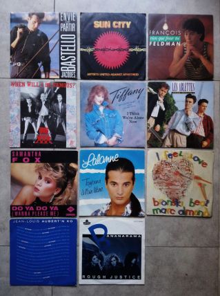 Lot de 23 disques vinyles 45 tours des années 80 
