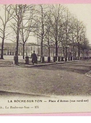 CPA  La Roche-sur-Yon – Place d’Armes