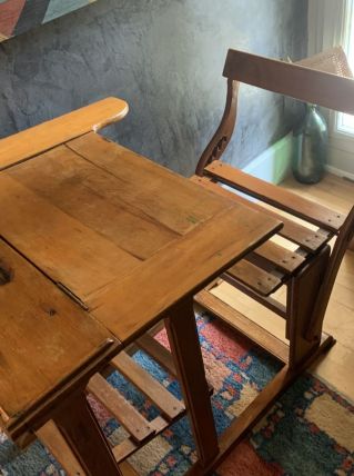 Bureau d’écolier ancien en bois