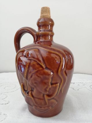 Cruche pichet en céramique sculptée