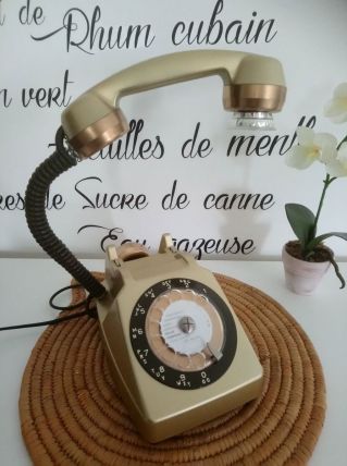 Téléphone vintage à cadran 1982 recyclé en lampe à poser 