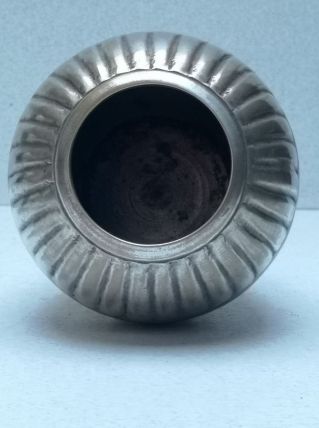 Joli petit pot argenté 