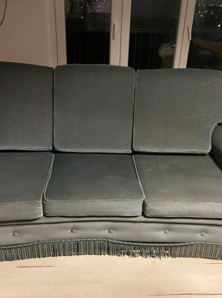 Canapé lit crapaud vintage en velours bleu poudré à franges 