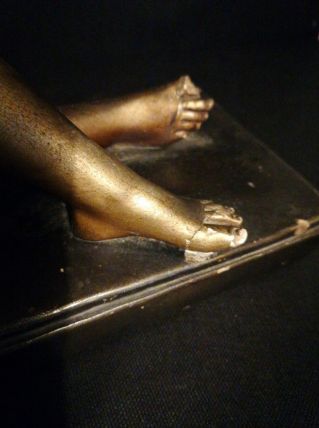 Statuette en plâtre, accident sur les pieds. 