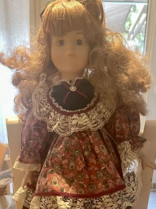 Poupée en porcelaine 