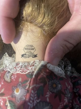 Poupée en porcelaine 