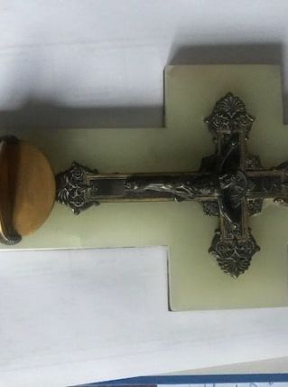 crucifix - bénitier sur marbre, dos cuivre
