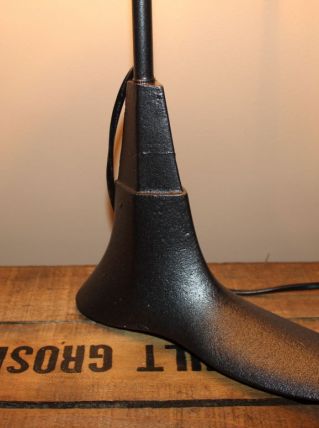 Une ancienne enclume de cordonnier adaptée en lampe