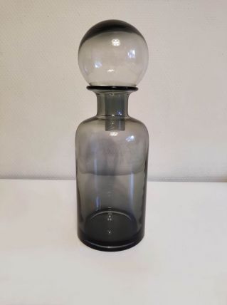 carafe en verre gris avec bouchon