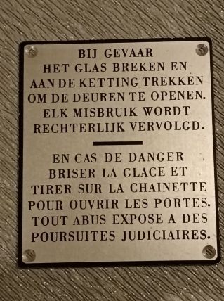 Plaque de décoration SNCF en cas de danger briser la glace .