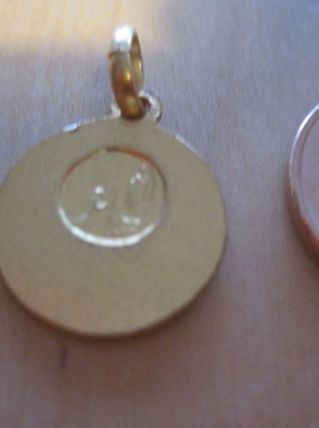 petite médaille dorée Sainte 