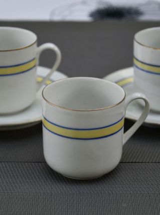 3 tasses à café et 2 soucoupes