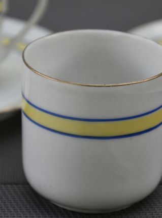 3 tasses à café et 2 soucoupes