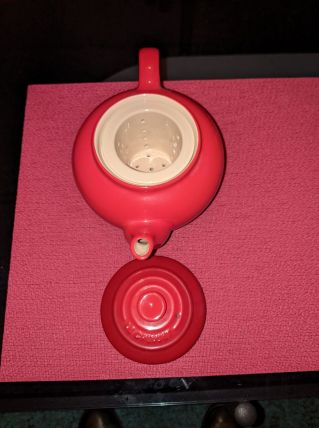 Théière neuve marque le creuset