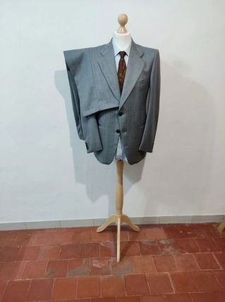 Gentil costume gris à rayures en laine