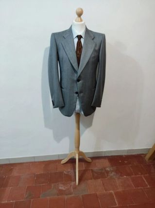 Gentil costume gris à rayures en laine