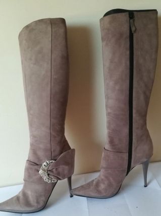 sexy bottes lilas en cuir de chez Casadei (p 37)