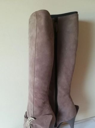 sexy bottes lilas en cuir de chez Casadei (p 37)