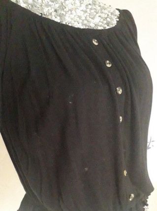 Magnifique top noir à manches longues, bas volanté