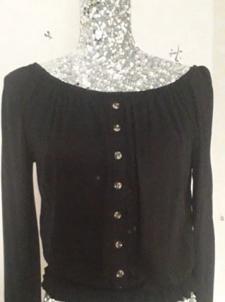 Magnifique top noir à manches longues, bas volanté