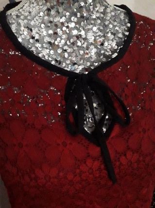 Magnifique blouse en dentelle brodée, bas de manches évasé