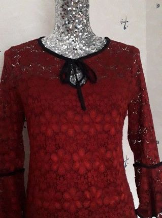 Magnifique blouse en dentelle brodée, bas de manches évasé