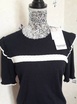 Magnifique pull léger très très doux, brodé, volanté