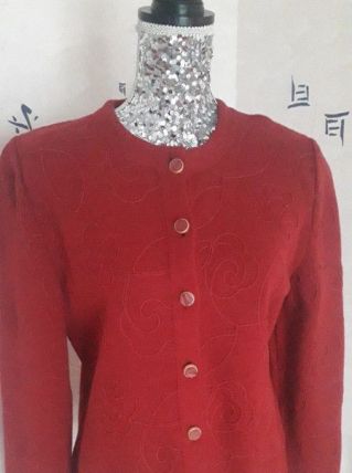 Sublime veste brodée couleur Framboise foncé 60% laine vierg