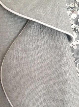 Sublime veste gris-clair, bordure blanche