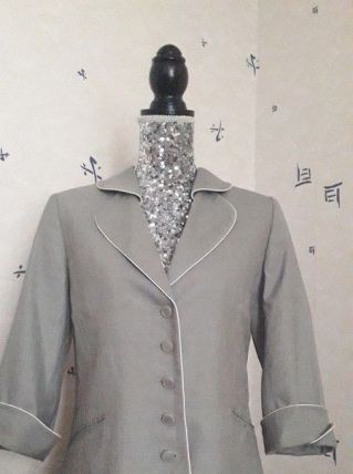 Sublime veste gris-clair, bordure blanche