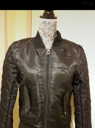 Magnifique blouson noir à manches damassées