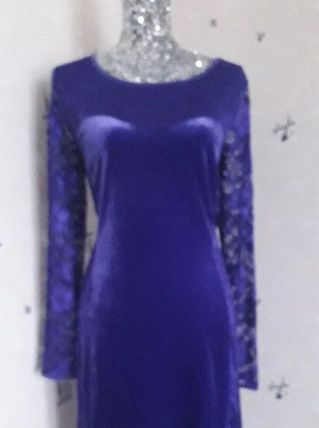 Élégante robe violette en velours et dentelle satinée