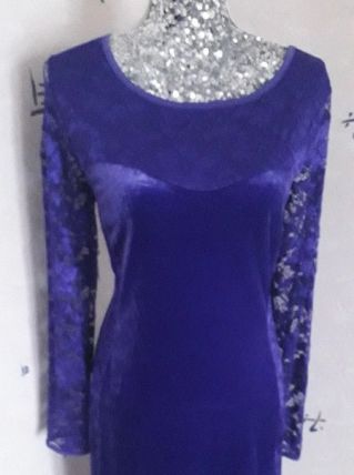 Élégante robe violette en velours et dentelle satinée
