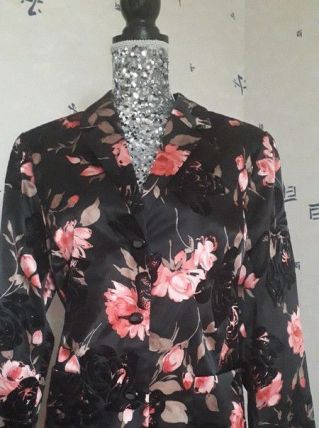 Magnifique veste noire fleurie effet satiné motifs noirs, se