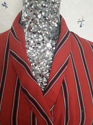 Magnifique blouse-chemisier rouge à bandes noires et blanche