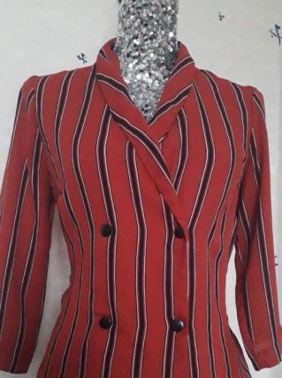 Magnifique blouse-chemisier rouge à bandes noires et blanche
