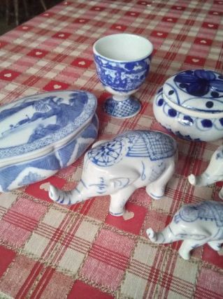 Lot porcelaine, bleu, Asie, 1Coquetier, 2boites, 3éléphants